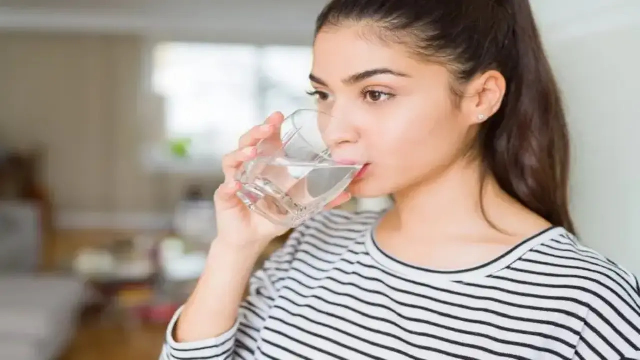 Sip Water Benefits: पानी धीरे-धीरे पीने से बढ़ती है एनर्जी, जानें कैसे रखता है शरीर को स्वस्थ