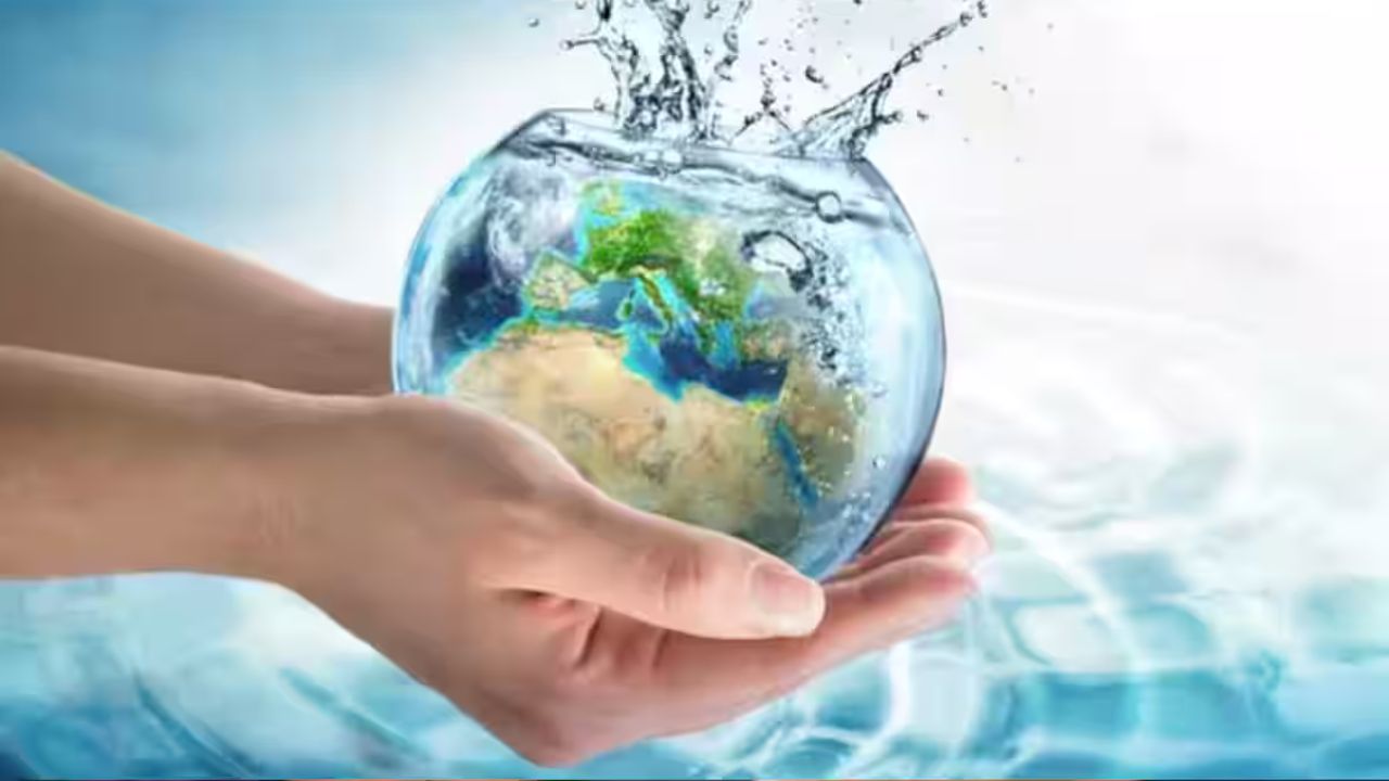 World Water Day: हर साल 22 मार्च को वर्ल्ड वाटर डे मनाया जाता है। इस दिन का उद्देश्य लोगों को पानी के महत्व के बारे में जागरूक करना है। इस साल के वर्ल्ड वाटर डे का थीम "ग्लेशियर संरक्षण" है, जो ग्लेशियरों के पानी की आपूर्ति में महत्वपूर्ण भूमिका को दर्शाता है और जलवायु परिवर्तन के मद्देनजर इनके संरक्षण की आवश्यकता को उजागर करता है। ग्लेशियरों के संरक्षण से न केवल जल आपूर्ति बनी रहती है, बल्कि यह जीवन के लिए जरूरी जलवायु संतुलन को बनाए रखने में भी मदद करता है। हमें यह समझना चाहिए कि पानी की कमी अब एक वैश्विक समस्या बन चुकी है और इस पर गंभीर ध्यान देने की आवश्यकता है। RO का पानी: क्या यह सच में सेहतमंद है? आजकल शहरी क्षेत्रों में पानी को शुद्ध करने के लिए RO (रिवर्स ऑस्मोसिस) का उपयोग किया जा रहा है। लोग मानते हैं कि RO का पानी पीने से उनकी सेहत ठीक रहती है, लेकिन यह सच नहीं है। अगर आप लगातार RO पानी पी रहे हैं, तो यह कई प्रकार की बीमारियों का कारण बन सकता है। RO पानी पानी में से आवश्यक खनिजों को हटा देता है, जो हमारे शरीर के लिए जरूरी होते हैं। इसके कारण शरीर में खनिजों की कमी हो सकती है, जिससे स्वास्थ्य संबंधी समस्याएं उत्पन्न होती हैं। RO पानी पीने से होने वाली बीमारियाँ RO पानी पीने से कई प्रकार की बीमारियाँ हो सकती हैं, जिनमें से सबसे गंभीर है दिल से जुड़ी बीमारियाँ। RO पानी पीने से दिल से संबंधित बीमारियाँ जैसे दिल का दौरा और सीने में दर्द हो सकता है। खून की कमी (एनीमिया) RO पानी पीने से शरीर में खून की कमी हो सकती है। इसके कारण कमजोरी और थकान की समस्या बढ़ जाती है। इसके साथ ही, एनीमिया के कारण अन्य गंभीर स्वास्थ्य समस्याएँ भी हो सकती हैं। नियमित रूप से RO पानी पीने से शरीर में विटामिन B12 की कमी हो सकती है, जो लाल रक्त कोशिकाओं के निर्माण के लिए जरूरी है। विटामिन B12 की कमी से थकान, कमजोरी, चक्कर आना और अवसाद जैसी समस्याएं हो सकती हैं। रक्तचाप (ब्लड प्रेशर) पर प्रभाव RO पानी में जरूरी खनिजों की कमी होती है, जो शरीर के इलेक्ट्रोलाइट संतुलन को बिगाड़ सकती है। इस असंतुलन के कारण रक्तचाप बढ़ सकता है, जिससे बेचैनी और सिरदर्द जैसी समस्याएं हो सकती हैं। गर्भावस्था में RO पानी का सेवन खतरनाक हो सकता है गर्भावस्था के दौरान माँ और बच्चे की सेहत का खास ध्यान रखना पड़ता है। ऐसे में, गर्भवती महिलाओं को RO पानी का सेवन करने से कई प्रकार की समस्याएं हो सकती हैं। RO पानी पीने से शरीर में जरूरी खनिजों की कमी हो सकती है, जो गर्भवती महिला और उसके बच्चे के लिए हानिकारक हो सकता है। इसलिए, गर्भावस्था के दौरान उबालकर पानी पीना सबसे सुरक्षित होता है। WHO की चेतावनी और डॉक्टरों की सलाह कुछ समय पहले, WHO (विश्व स्वास्थ्य संगठन) ने RO के अत्यधिक उपयोग के बारे में चेतावनी दी थी। एक रिपोर्ट में WHO ने बताया था कि अत्यधिक RO पानी का सेवन सेहत के लिए हानिकारक हो सकता है। इसके साथ ही, कई डॉक्टरों का कहना है कि RO पानी का सेवन करने से पहले उसे उबालकर पीना ज्यादा सुरक्षित होता है। उबला हुआ पानी पीने से खनिजों की कमी नहीं होती और यह शरीर के लिए ज्यादा फायदेमंद होता है। वर्ल्ड वाटर डे हमें यह याद दिलाता है कि पानी हमारी जीवन रेखा है, और इसके महत्व को समझना बेहद जरूरी है। RO पानी के लाभ और हानि के बारे में जानना भी आवश्यक है, ताकि हम अपनी सेहत को बेहतर बनाए रख सकें। हमें ग्लेशियरों और जल स्रोतों के संरक्षण के लिए भी काम करना होगा, ताकि आने वाली पीढ़ियाँ भी पानी की कमी से बच सकें।