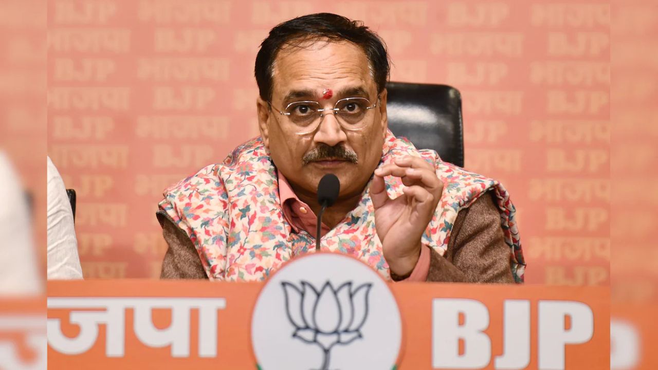 Delhi BJP अध्यक्ष ने केजरीवाल और सत्येंद्र जैन को घोटाले का मास्टरमाइंड बताया