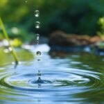 World Water Day: हर साल 22 मार्च को वर्ल्ड वाटर डे मनाया जाता है। इस दिन का उद्देश्य लोगों को पानी के महत्व के बारे में जागरूक करना है। इस साल के वर्ल्ड वाटर डे का थीम "ग्लेशियर संरक्षण" है, जो ग्लेशियरों के पानी की आपूर्ति में महत्वपूर्ण भूमिका को दर्शाता है और जलवायु परिवर्तन के मद्देनजर इनके संरक्षण की आवश्यकता को उजागर करता है। ग्लेशियरों के संरक्षण से न केवल जल आपूर्ति बनी रहती है, बल्कि यह जीवन के लिए जरूरी जलवायु संतुलन को बनाए रखने में भी मदद करता है। हमें यह समझना चाहिए कि पानी की कमी अब एक वैश्विक समस्या बन चुकी है और इस पर गंभीर ध्यान देने की आवश्यकता है। RO का पानी: क्या यह सच में सेहतमंद है? आजकल शहरी क्षेत्रों में पानी को शुद्ध करने के लिए RO (रिवर्स ऑस्मोसिस) का उपयोग किया जा रहा है। लोग मानते हैं कि RO का पानी पीने से उनकी सेहत ठीक रहती है, लेकिन यह सच नहीं है। अगर आप लगातार RO पानी पी रहे हैं, तो यह कई प्रकार की बीमारियों का कारण बन सकता है। RO पानी पानी में से आवश्यक खनिजों को हटा देता है, जो हमारे शरीर के लिए जरूरी होते हैं। इसके कारण शरीर में खनिजों की कमी हो सकती है, जिससे स्वास्थ्य संबंधी समस्याएं उत्पन्न होती हैं। RO पानी पीने से होने वाली बीमारियाँ RO पानी पीने से कई प्रकार की बीमारियाँ हो सकती हैं, जिनमें से सबसे गंभीर है दिल से जुड़ी बीमारियाँ। RO पानी पीने से दिल से संबंधित बीमारियाँ जैसे दिल का दौरा और सीने में दर्द हो सकता है। खून की कमी (एनीमिया) RO पानी पीने से शरीर में खून की कमी हो सकती है। इसके कारण कमजोरी और थकान की समस्या बढ़ जाती है। इसके साथ ही, एनीमिया के कारण अन्य गंभीर स्वास्थ्य समस्याएँ भी हो सकती हैं। नियमित रूप से RO पानी पीने से शरीर में विटामिन B12 की कमी हो सकती है, जो लाल रक्त कोशिकाओं के निर्माण के लिए जरूरी है। विटामिन B12 की कमी से थकान, कमजोरी, चक्कर आना और अवसाद जैसी समस्याएं हो सकती हैं। रक्तचाप (ब्लड प्रेशर) पर प्रभाव RO पानी में जरूरी खनिजों की कमी होती है, जो शरीर के इलेक्ट्रोलाइट संतुलन को बिगाड़ सकती है। इस असंतुलन के कारण रक्तचाप बढ़ सकता है, जिससे बेचैनी और सिरदर्द जैसी समस्याएं हो सकती हैं। गर्भावस्था में RO पानी का सेवन खतरनाक हो सकता है गर्भावस्था के दौरान माँ और बच्चे की सेहत का खास ध्यान रखना पड़ता है। ऐसे में, गर्भवती महिलाओं को RO पानी का सेवन करने से कई प्रकार की समस्याएं हो सकती हैं। RO पानी पीने से शरीर में जरूरी खनिजों की कमी हो सकती है, जो गर्भवती महिला और उसके बच्चे के लिए हानिकारक हो सकता है। इसलिए, गर्भावस्था के दौरान उबालकर पानी पीना सबसे सुरक्षित होता है। WHO की चेतावनी और डॉक्टरों की सलाह कुछ समय पहले, WHO (विश्व स्वास्थ्य संगठन) ने RO के अत्यधिक उपयोग के बारे में चेतावनी दी थी। एक रिपोर्ट में WHO ने बताया था कि अत्यधिक RO पानी का सेवन सेहत के लिए हानिकारक हो सकता है। इसके साथ ही, कई डॉक्टरों का कहना है कि RO पानी का सेवन करने से पहले उसे उबालकर पीना ज्यादा सुरक्षित होता है। उबला हुआ पानी पीने से खनिजों की कमी नहीं होती और यह शरीर के लिए ज्यादा फायदेमंद होता है। वर्ल्ड वाटर डे हमें यह याद दिलाता है कि पानी हमारी जीवन रेखा है, और इसके महत्व को समझना बेहद जरूरी है। RO पानी के लाभ और हानि के बारे में जानना भी आवश्यक है, ताकि हम अपनी सेहत को बेहतर बनाए रख सकें। हमें ग्लेशियरों और जल स्रोतों के संरक्षण के लिए भी काम करना होगा, ताकि आने वाली पीढ़ियाँ भी पानी की कमी से बच सकें।
