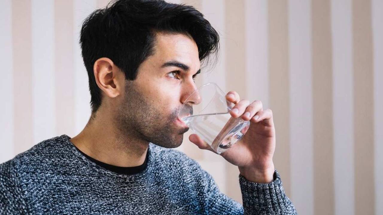 Sip Water Benefits: पानी धीरे-धीरे पीने से बढ़ती है एनर्जी, जानें कैसे रखता है शरीर को स्वस्थ