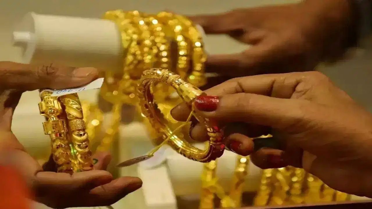Gold Prices: गोल्ड मार्केट में हाहाकार! ट्रेड वॉर के डर से निवेशक कर रहे बिकवाली