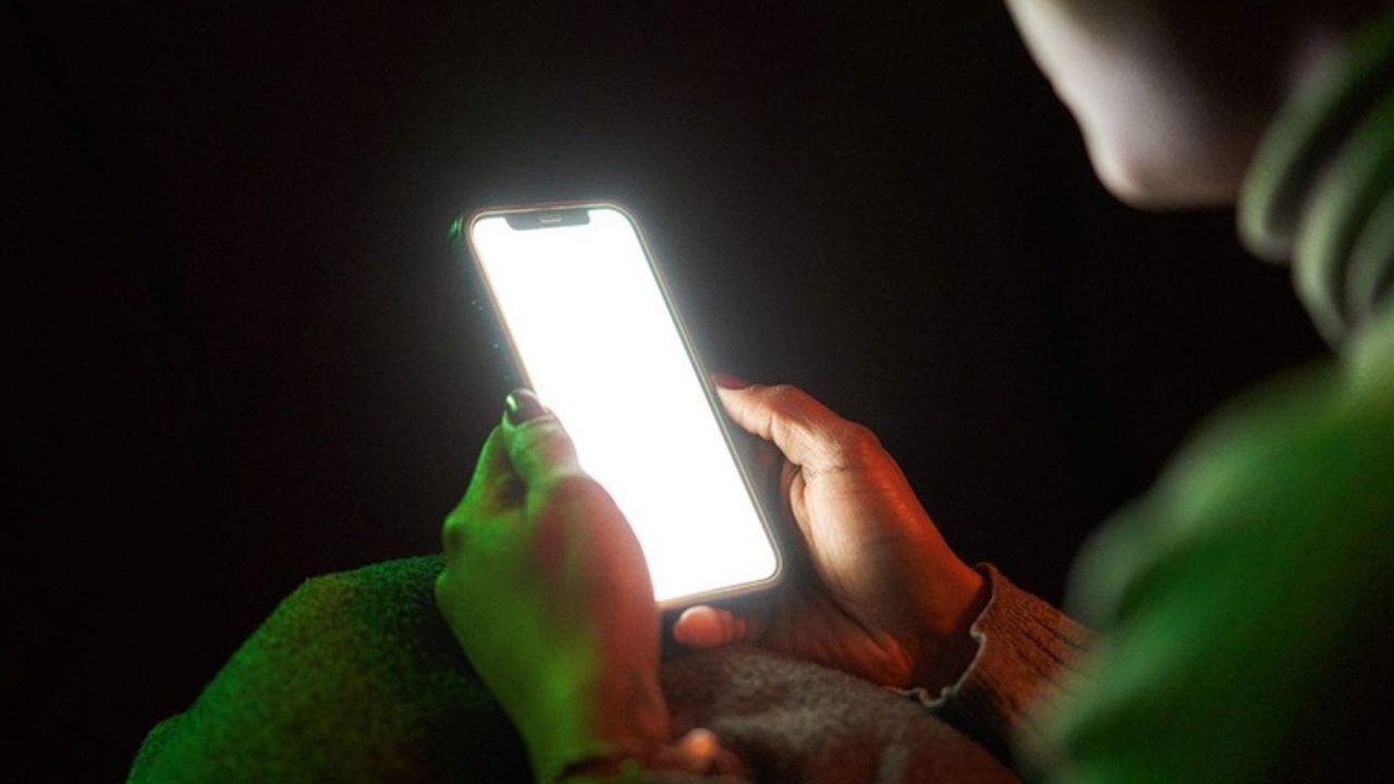 DoT का ऐलान: रेलवे सफर में मोबाइल चोरी हुआ तो घबराएं नहीं, इस सरकारी ऐप से तुरंत करें ट्रैक!